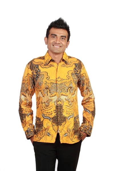 Porträt eines glücklich lächelnden Mannes mit Batik — Stockfoto