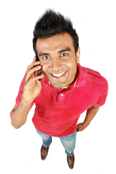 Hombre asiático sonriendo usando un teléfono móvil — Foto de Stock