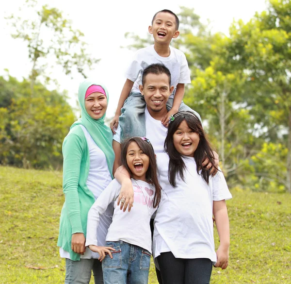 Портрет счастливой семьи в парке — стоковое фото