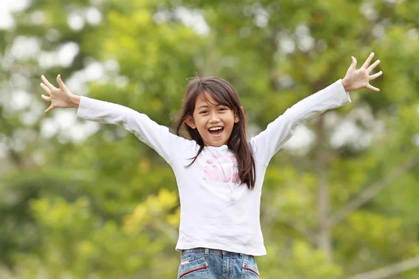 Молодая девушка веселится на открытом воздухе — стоковое фото