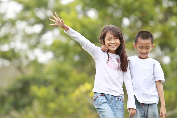 Дети на открытом воздухе улыбаются — стоковое фото