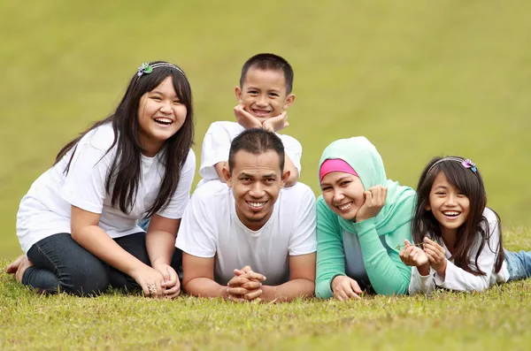 Lycklig familj i parken — Stockfoto