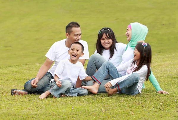 Grote en gelukkige familie in het park — Stockfoto