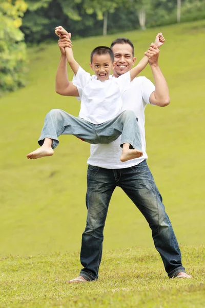Счастливые отец и сын веселятся — стоковое фото
