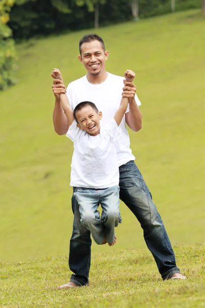 Otec hrál s jeho synem venku — Stock fotografie