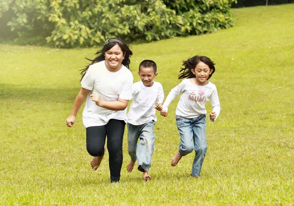 Šťastné děti běží — Stock fotografie