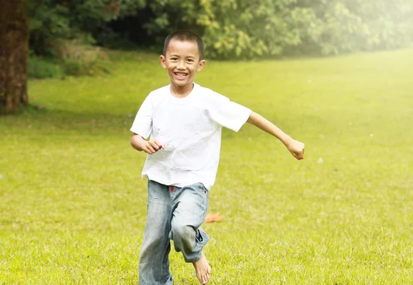 Glücklicher kleiner Junge rennt — Stockfoto