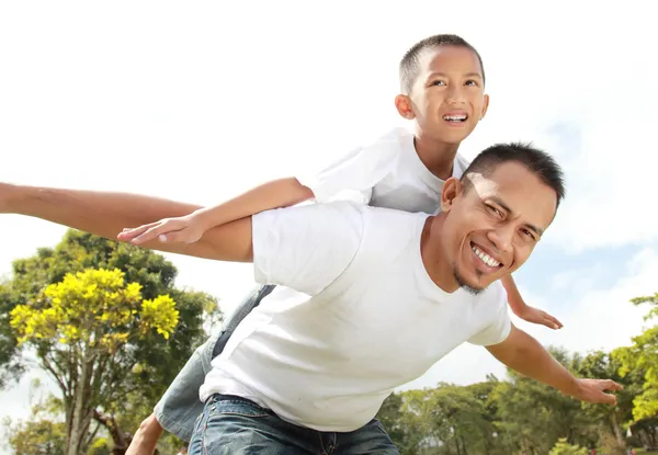 Ung pojke med piggyback ride — Stockfoto