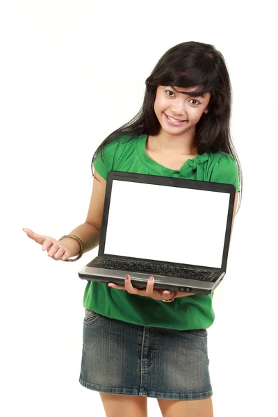 Joven hermosa chica con un ordenador portátil — Foto de Stock