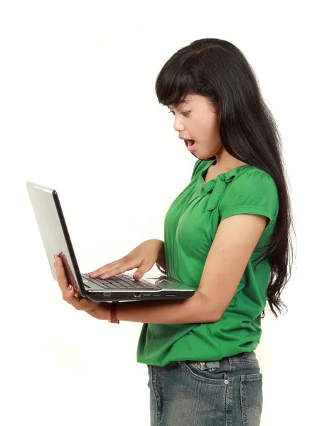 Ung flicka med bärbar dator — Stockfoto