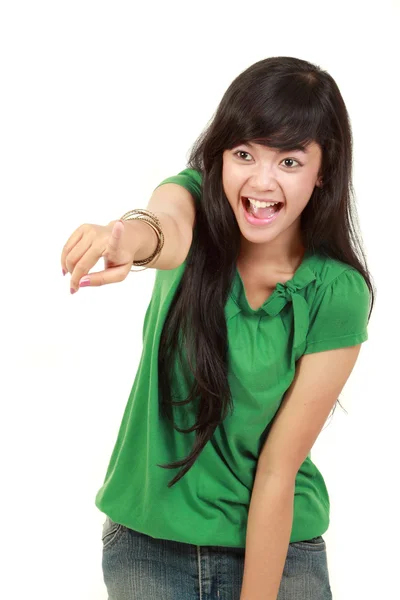 Sonriente chica casual en verde señalando — Foto de Stock