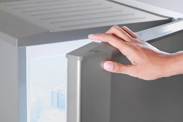 Hand opening refrigerator — Stock Photo, Image