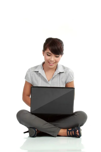 Junge Geschäftsfrau auf einem Laptop — Stockfoto
