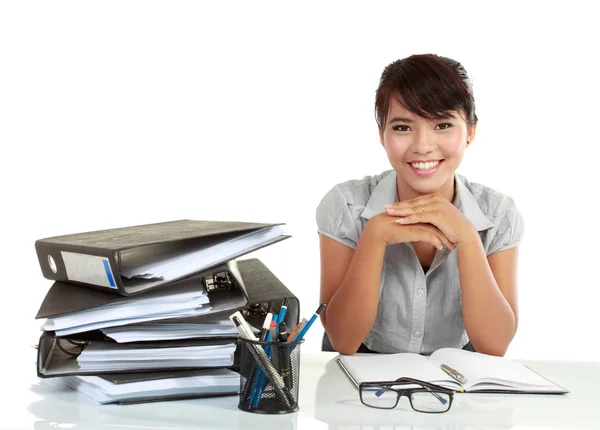 Jonge Glimlachende zakenvrouw bezig met haar papierwerk — Stockfoto