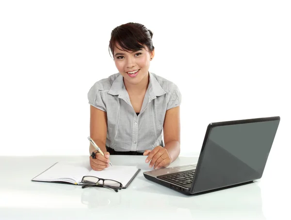 Jonge zakenvrouw werkt met laptop — Stockfoto