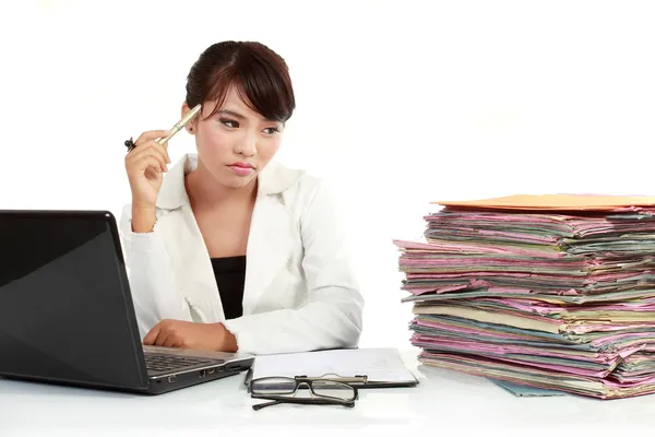 Junge Geschäftsfrau bei der Arbeit gestresst — Stockfoto