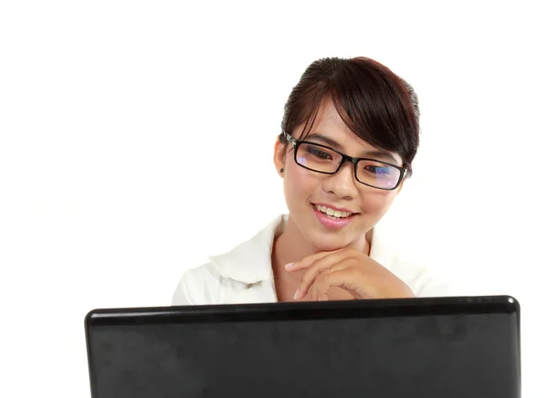 Unga leende affärskvinna som arbetar med dator — Stockfoto