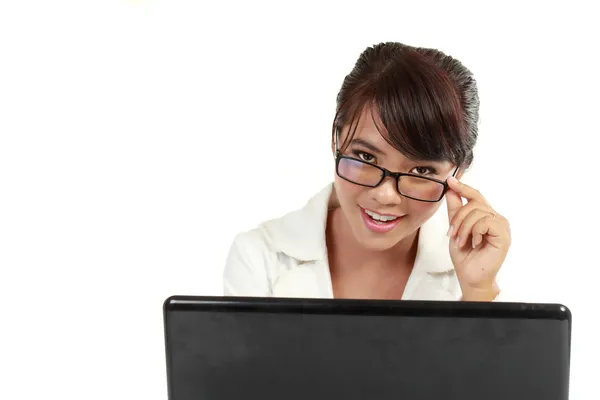 Счастливая и улыбчивая деловая женщина, работающая за компьютером — стоковое фото