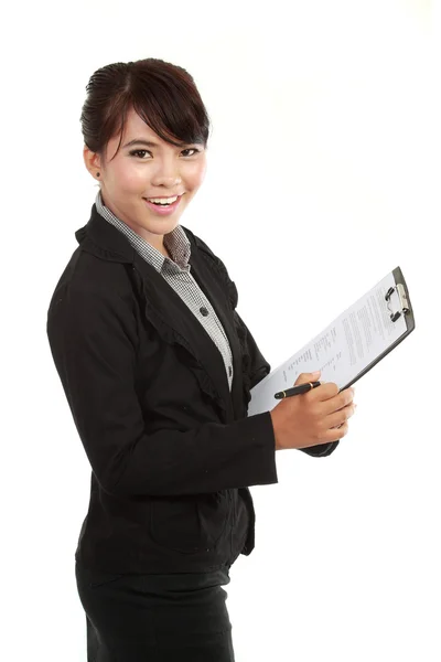 Joven mujer de negocios sosteniendo un portapapeles — Foto de Stock