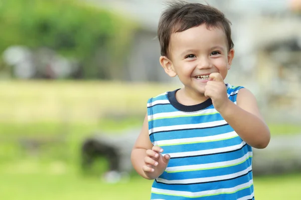 Маленький мальчик улыбается во время бега — стоковое фото