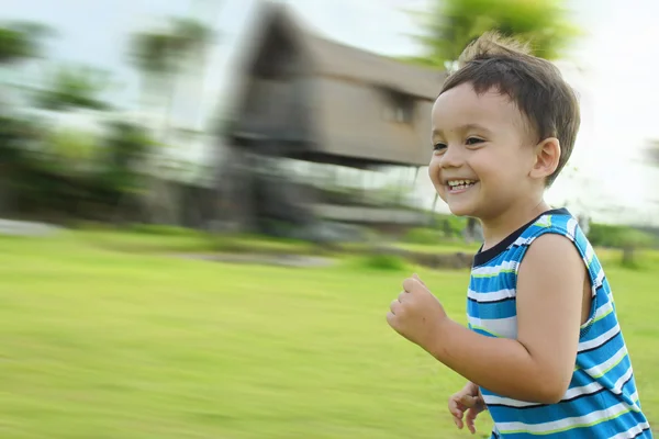 Мальчик, бегущий — стоковое фото