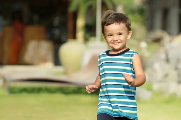 Fiatal gyerek fut, és mosolyogva — Stock Fotó
