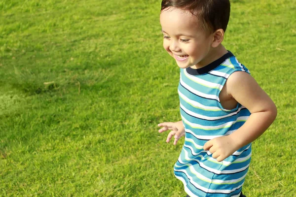 Маленький мальчик бежит — стоковое фото