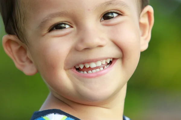 笑みを浮かべて混血の子供の肖像画 — ストック写真