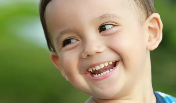 Aktiver kleiner Junge lächelt — Stockfoto