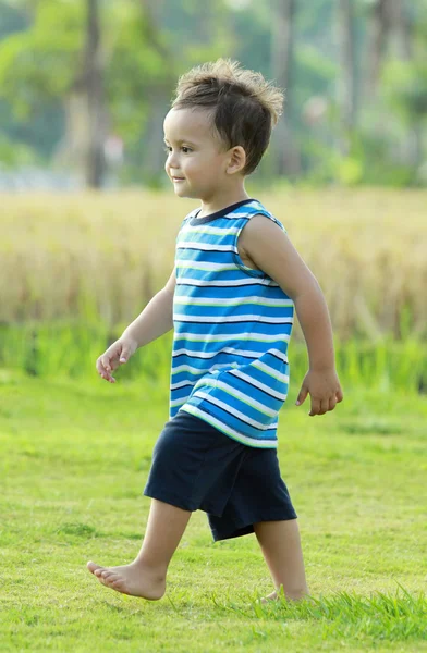 Μικρό αγόρι που περπατάει — Φωτογραφία Αρχείου