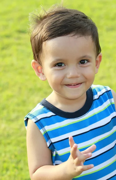 Gelukkige kleine jongen glimlachend — Stockfoto