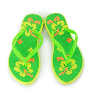 bir çift yeşil plaj sandaletleri