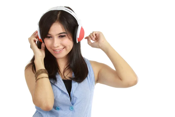 Mooi meisje geniet van het luisteren muziek — Stockfoto