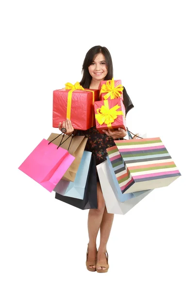 Asiatische Frau mit Einkaufstaschen und Schachtel — Stockfoto