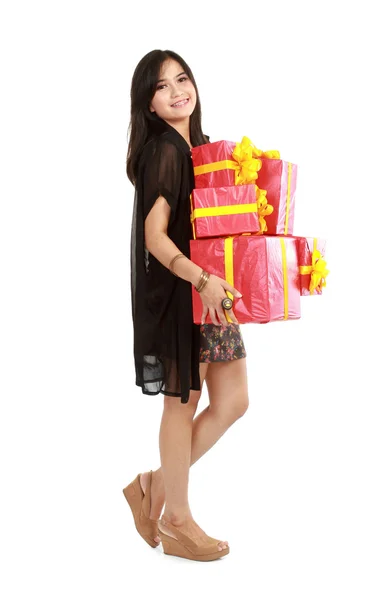 Сміється дівчина тримає червону коробку подарунок — стокове фото