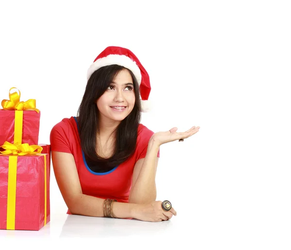 Lachende vrouw met kerstman hoed aanwezig — Stockfoto