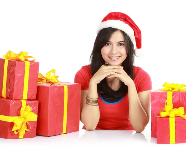 Dziewczyna w santa hat stos Boże Narodzenie prezenty — Zdjęcie stockowe