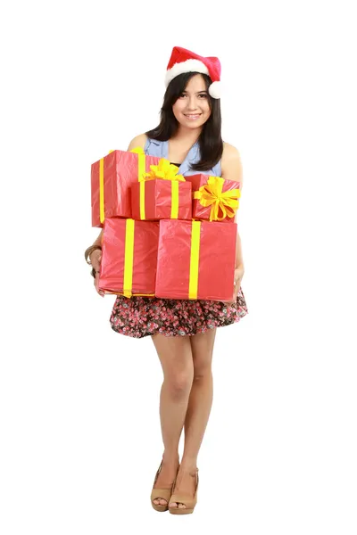 Mujer de compras sosteniendo regalos con sombrero rojo de Santa . —  Fotos de Stock
