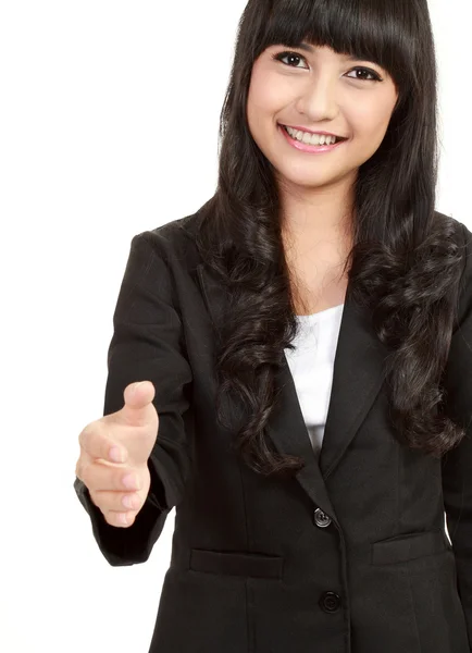 Молодая счастливая деловая женщина, пожимающая руку за руку — стоковое фото