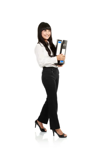 Retrato de uma bela jovem mulher de negócios segurando uma pasta, f — Fotografia de Stock
