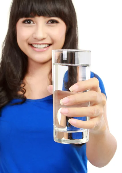 Здоровая молодая женщина со стаканом свежей воды — стоковое фото