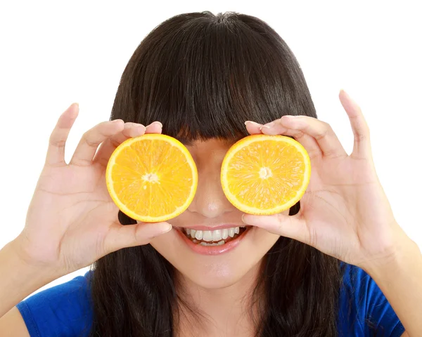 Kvinnan håller citroner till ögon och leende — Stockfoto