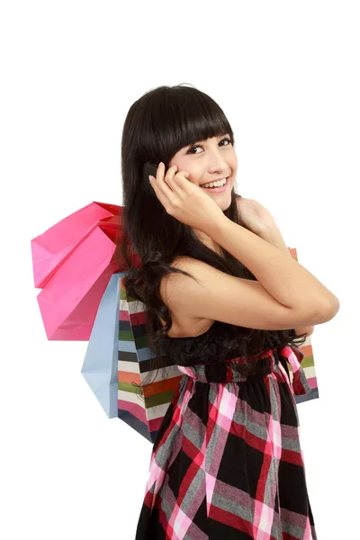 Jovem mulher fazendo compras e chamando seus amigos — Fotografia de Stock