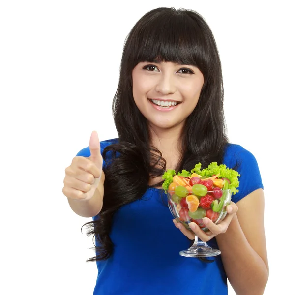 Hermosa mujer sosteniendo enorme vaso de frutas —  Fotos de Stock
