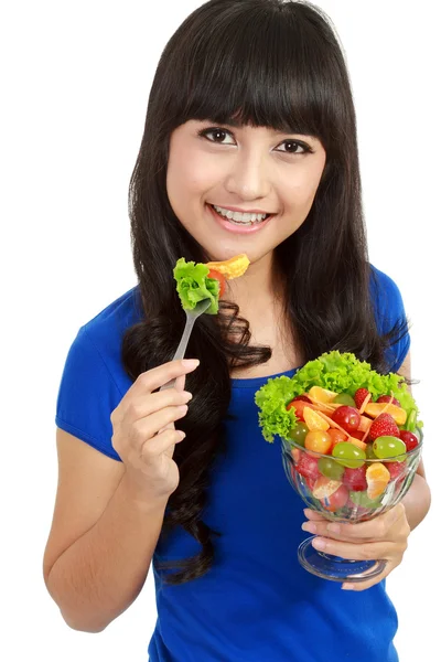 Csinos lány étkezési gyümölcssaláta, friss egészséges reggeli, Fogyókúra — Stock Fotó