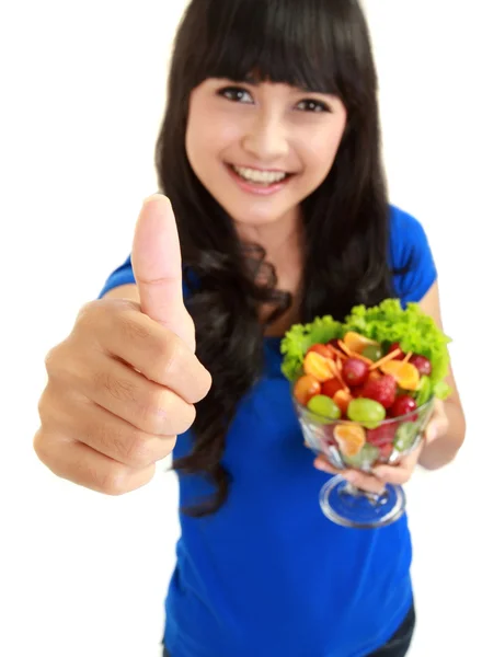 Portret uśmiechający się kobiety z miski sałatki owocowe, które chcą y — Zdjęcie stockowe