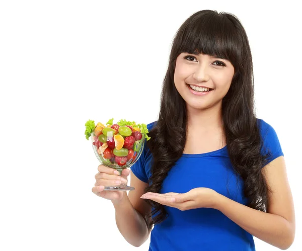 Vértes étkezési gyümölcs saláta vonzó fiatal nő portréja — Stock Fotó