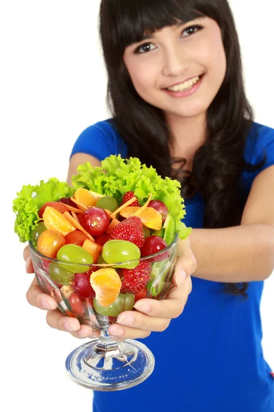 Fechar-se de uma jovem bonita comendo salada de frutas — Fotografia de Stock