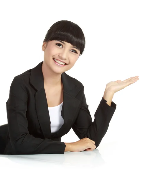 Mooie zakenvrouw tonen iets met haar hand — Stockfoto