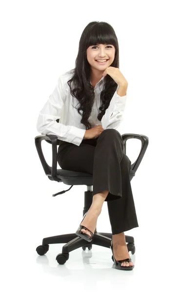 Портрет красивої молодої жінки, що сидить на стільці — стокове фото